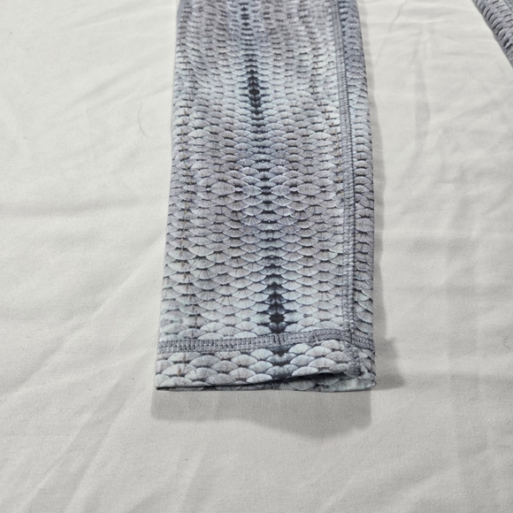 Stylish Gray Patterned Leggings - Picture 4 of 6